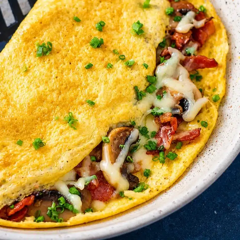 Keto Bacon & Mushroom Omelette: Easy High-Protein Breakfast with low carbs.